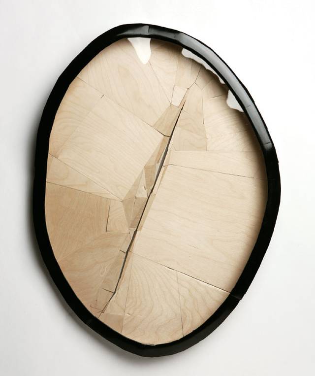 ‘펴기-칼날 삼부작’은 투명해야 할 액자의 유리와 균질해야 할 프레임을 의도적으로 왜곡했다. 관람자는 유리 너머를 들여다보려 시도하고, 이때 사물은 관계 속에서 비로소 존재한다는 게 박원주 작가의 철학이다.