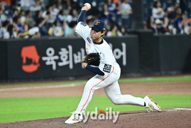 11일 대전 한화생명 볼파크 야구장에서 열린 2025 신한 SOL뱅크 KBO 올스타 프라이데이' 남부 올스타(상무·KT·삼성·NC·롯데·KIA) - 북부 올스타(한화·SSG·LG·두산·고양 히어로즈) 경기. 북부 원종혁(한화)이 7회초 마운드에 올라 힘차게 투구하고 있다./마이데일리