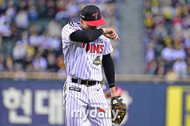 31일 서울 잠실야구장에서 열린 '2026 신한 SOL BANK KBO리그' LG 트윈스와 KIA 타이거즈 경기.LG 선발 톨허스트가 1회 수비를 마치고 더그아웃으로 들어서고 있다./잠실=한혁승 기자