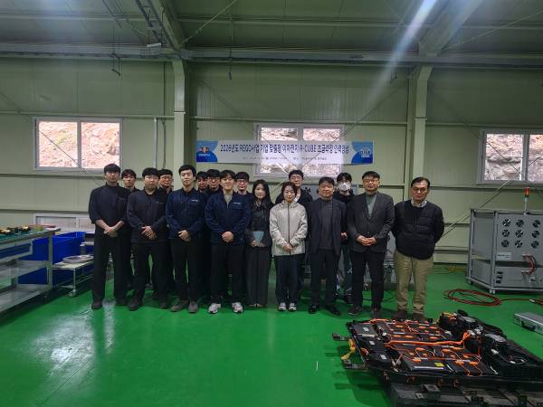 사진: 솔라라이트는 지난 30일 경일대학교 라이즈(RISE) R-CUBE센터에서 산업통상자원부가 지정한 ‘경북형 K-IVY 프로젝트 REGO 인력양성사업’의 일환으로 이차전지 재활용ㆍ재사용 기술 교육을 진행했다. (사진 제공: 솔라라이트)