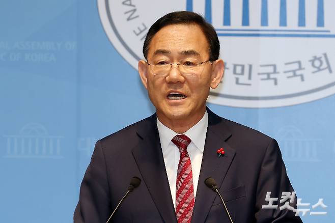 국민의힘 주호영 의원(국회부의장)이 26일 서울 여의도 국회 소통관에서 당 공천관리위원회의 대구시장 경선 공천 배제(컷오프)와 관련해 기자회견을 하고 있다. 주 부의장은 이날 서울남부지법에 대구시장 후보 탈락에 대한 가처분 신청을 했다. 윤창원 기자