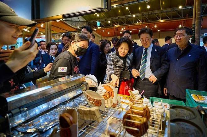 이재명 대통령과 김혜경 여사가 30일 제주 동문시장을 방문해 장을 보고 있다. 뉴시스(청와대 제공)