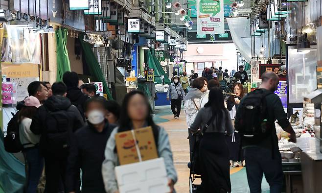31일 정부가 중동 전쟁으로 인한 고유가 대응에 초점을 맞춰 추가경정예산(추경)안을 확정했다. 사진은 이날 서울 마포구 망원시장 모습연합뉴스