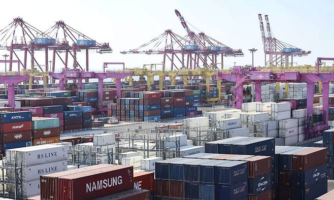 인천 연수구 인천신항 야적장에 컨테이너가 놓여 있다. 뉴시스