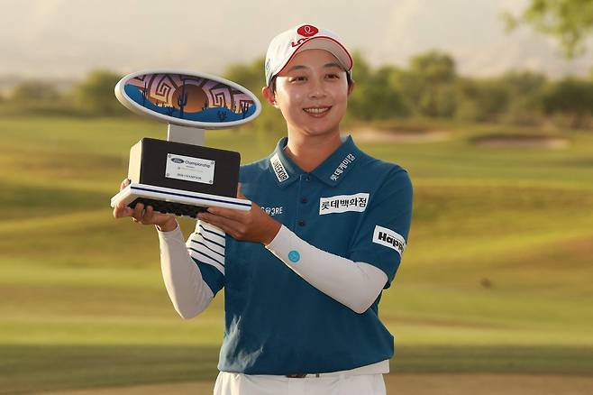 김효주가 LPGA 투어 포드 챔피언십에서 우승한 뒤 트로피를 들고 환하게 웃고 있다. AFP연합뉴스