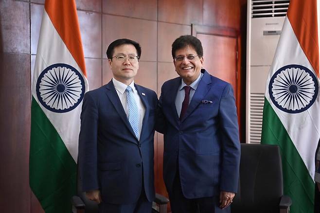 여한구 산업통상부 통상교섭본부장이 27일(현지시간) 카메룬 야운데에서 피유시 고얄 인도 상공부 장관과 기념촬영을 하고 있다. ⓒ산업통상부 제공