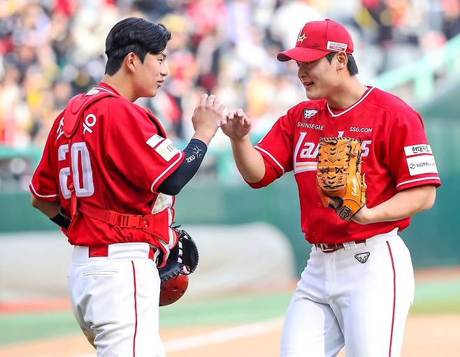 SSG 조형우(왼쪽)와 조병현이 29일 인천SSG랜더스필드서 열린 ‘2026 신한 SOL 뱅크 KBO리그’ KIA와 시즌 두 번째 맞대결서 11-6 팀 승리를 확정한 뒤 함께 기뻐하고 있다. SSG는 개막 2연전서 2002년생 선수들이 모두 맹활약을 펼쳤다. ‘02즈’로 불리는 조형우, 고명준, 김건우, 조병현은 이제 유망주 꼬리표를 완벽하게 뗀 모습이다. 사진제공|SSG 랜더스