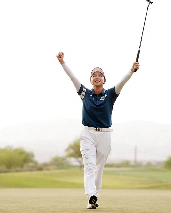 김효주가 30일 미국 애리조나주 피닉스의 훨윈드 골프 클럽에서 열린 LPGA 투어 포드 챔피언십 최종 4라운드에서 우승을 확정한 뒤 두 손을 번쩍 들고 있다. 피닉스 I AFP연합뉴스