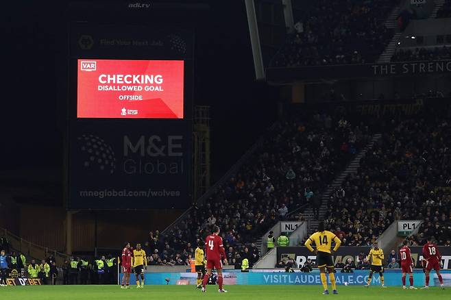 VAR (Video Assistant Referee)이 득점 여부를 판정하고 있다는 메시지가 전광판에 뜨고 있다. AFP