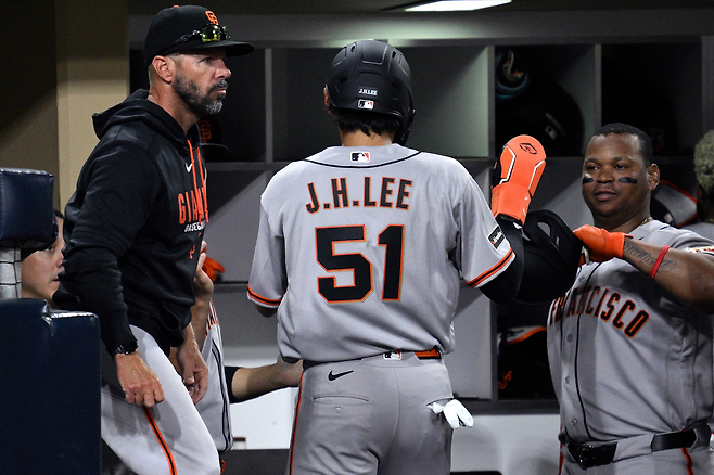 샌프란시스코 이정후가 31일 샌디에이고 원정경기 4회초 볼넷 출루 후 득점까지 성공한 뒤 더그아웃에서 하이파이브하고 있다. AFP연합뉴스