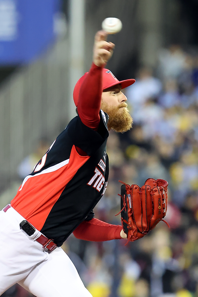 KIA 애덤 올러가 31일 잠실 LG전 선발 등판해 투구하고 있다. KIA 타이거즈 제공