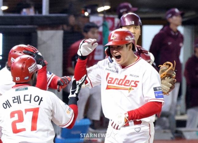 SSG 랜더스 김재환(오른쪽)이 31일 키움 히어로즈와 홈경기에서 7회말 스리런 홈런을 터뜨리고 동료들과 함께 기뻐하고 있다. /사진=강영조 선임기자
