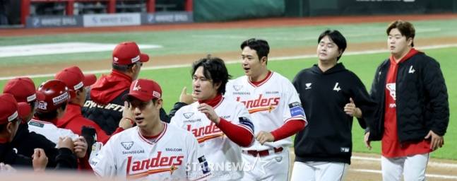 김재환(가운데)이 팀 승리 후 이숭용 감독과 하이파이브를 하고 있다. /사진=강영조 선임기자