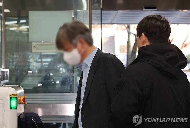 영장심사 출석하는 대상 사업본부장 (서울=연합뉴스) 이진욱 기자 = 전분 및 당류 업체들의 담합 의혹 관련 대상 김모 사업본부장이 31일 영장실질심사를 위해 서울 서초구 서울중앙지법에 출석하고 있다. 이들은 판매 가격을 미리 맞추고 대형 실수요처들의 입찰 과정에서 가격을 합의한 혐의를 받고 있다. 2026.3.31 cityboy@yna.co.kr