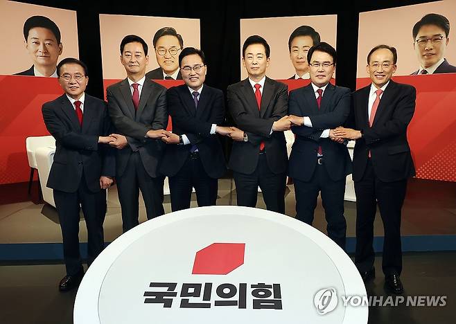 국민의힘 대구시장 후보 토론회 (대구=연합뉴스) 김현태 기자 = 30일 오후 대구 TBC에서 열린 국민의힘 대구시장 후보 1차 비전 토론회에서 윤재옥·최은석·홍석준·유영하·이재만·추경호 후보(왼쪽부터)가 포즈를 취하고 있다. 2026.3.30
mtkht@yna.co.kr
(끝)