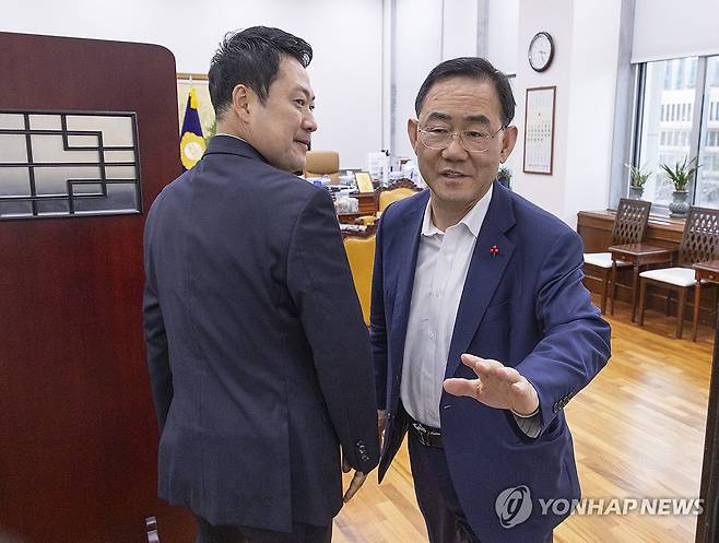 주호영 부의장 만난 장동혁 대표 (서울=연합뉴스) 황광모 기자 = 국민의힘 장동혁 대표(왼쪽)가 31일 국회 본회의 도중 6·3 지방선거 대구시장 선거 후보에서 탈락해 법원에 효력정지 가처분을 신청한 주호영 국회 부의장을 만나기 위해 주 부의장의 집무실로 들어서고 있다. 2026.3.31 hkmpooh@yna.co.kr