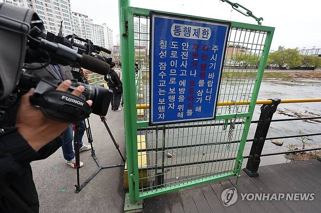 대구 신천서 '캐리어 속 여성 시신' 발견 (대구=연합뉴스) 김현태 기자 = 31일 대구 북구 칠성동 잠수교 아래 신천에서 여성의 시신이 담긴 캐리어가 발견된 가운데 캐리어가 발견된 지점에서 취재진이 취재하고 있다. 2026.3.31 mtkht@yna.co.kr