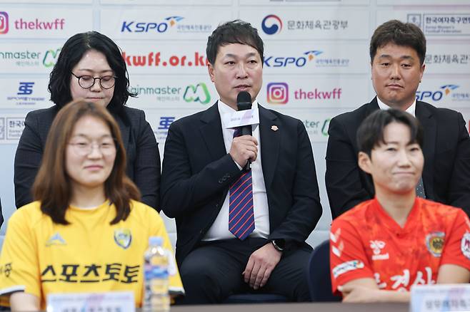 1일 서울올림픽파크텔에서 열린 여자축구 2026 WK리그 미디어데이 행사에서 수원FC위민의 박길영 감독이 이번 시즌 포부를 밝히고 있다. 연합