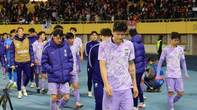 한국 축구대표팀 선수들이 1일 오스트리아 빈 에른스트 하펠 스타디움에서 열린 오스트리아의 평가전에 나섰으나 패한 뒤 퇴장하고 있다. 연합뉴스