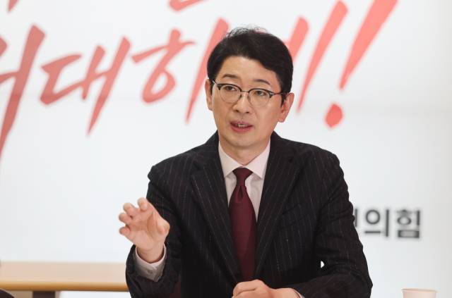 국민의힘 주진우 의원은 30일 부산시장 경선 캠프 사무소에서 진행된 <부산일보>와의 인터뷰에서 "강한 추진력을 바탕으로 부산을 다시 뛰게 만들겠다"고 강조했다. 이재찬 기자 chan@