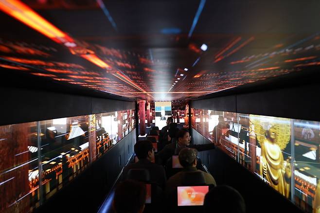 ▲ 경주스마트미디어센터가 첨단 ICT 기술과 천년고도 경주의 역사·문화를 융합한 이동형 관광 콘텐츠 '골든신라 XR버스'를 8일부터 하루 4회 운행키로 했다. 사진은 '골든신라 XR버스' 내부 모습. 경주스마트미디어센터 제공