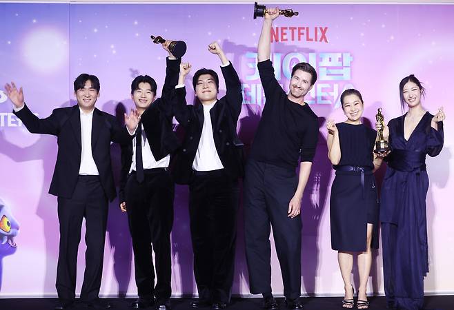 1일 오후 서울 용산구 CGV용산아이파크몰에서 열린 넷플릭스 영화 '케이팝 데몬 헌터스' 아카데미 수상 기념 기자간담회에서 참석자들이 포즈를 취하고 있다. 왼쪽부터 작곡가 남희동, 이유한, 곽중규, 크리스 애플한스, 매기 강 감독, 가수 겸 작곡가 이재.(연합뉴스)