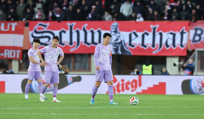 31일(현지시간) 오스트리아 빈 에른스트 하펠 스타디움에서 열린 한국 축구 국가대표팀과 오스트리아의 평가전에서 한국 선수들이 실점 후 아쉬워하고 있다. 사진=연합뉴스