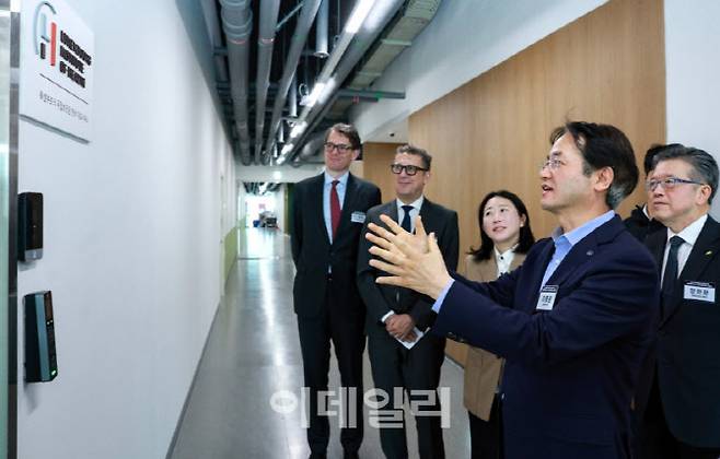 31일 열린 룩셈부르크 국립보건원 한국 대표사무소 현판식개소식에 참석한 이동환 시장이 양국 관계자들에게 시설을 설명하고 있다.(사진=고양특례시)