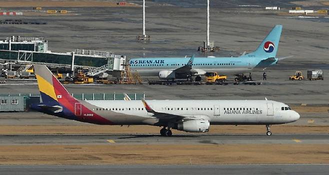 인천국제공항 활주로에서 아시아나항공 여객기가 계류장으로 이동하고 있다. (사진=뉴스1)