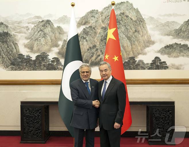 왕이 중국 공산당 정치국 위원 겸 외교부장과 이샤크 다르 파키스탄 부총리 겸 외무장관이 31일 중국 베이징에서 회담했다. 2026.3.31 ⓒ 신화=뉴스1