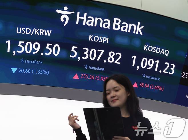 코스피 지수가 5% 넘게 오르며 장 초반 매수 사이드카가 발동된 1일 오전 서울 중구 하나은행 딜링룸 전광판에 코스피 시황이 표시되고 있다. 2026.4.1 ⓒ 뉴스1 황기선 기자