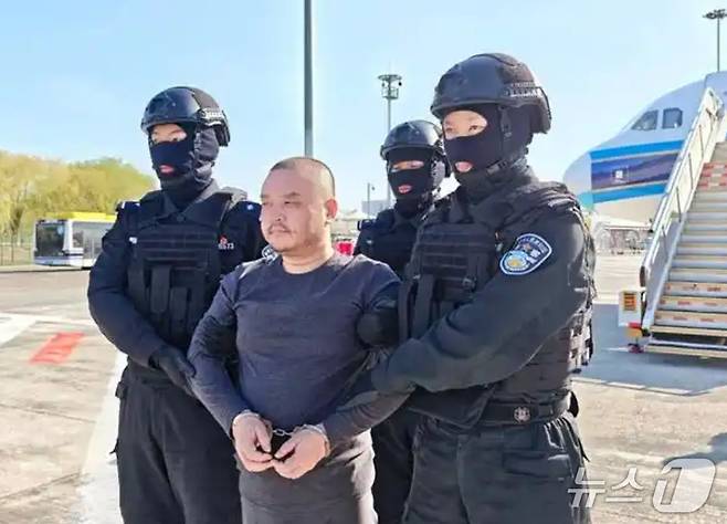 리슝 후이원그룹 회장이 최근 캄보디아 프놈펜에서 중국으로 압송됐다. (환구시보 갈무리)