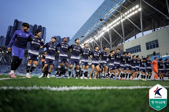서울 이랜드 선수단이 대구전에서 승리한 뒤 단체 세리머니를 펼치고 있다. 사진 | 한국프로축구연맹