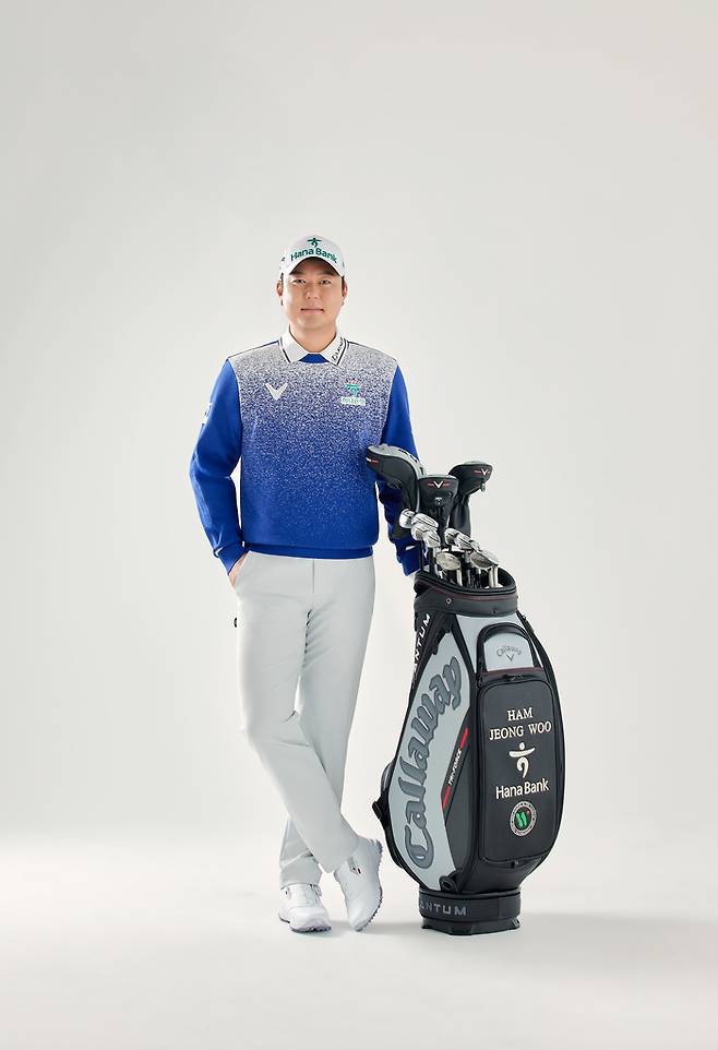 함정우가 캘러웨이 프로필 촬영에서 골프백 옆에서 포즈를 취하고 있다. 사진 | 캘러웨이