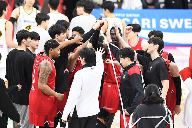 안양 정관장 선수들이 31일 안양 정관장 아레나에서 열린 2025~2026 LG전자 프로농구 정규리그 창원 LG전에서 승리한 후 하이파이브 하고 있다. 사진 | KBL