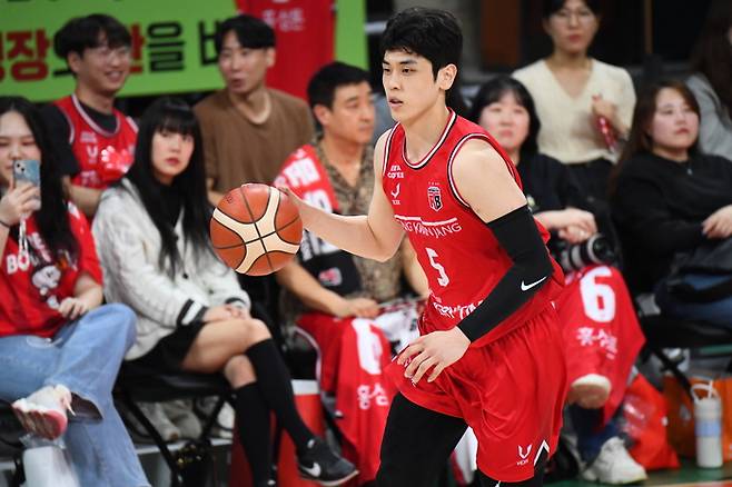 안양 정관장 변준형이 31일 안양 정관장 아레나에서 열린 2025~2026 LG전자 프로농구 정규리그 창원 LG전에서 드리블 하고 있다. 사진 | KBL