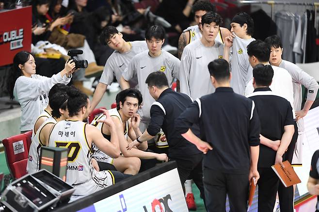 창원 LG 선수들이 31일 안양 정관장 아레나에서 열린 2025~2026 LG전자 프로농구 6라운드 안양 정관장전에서 작전 지시를 듣고 있다. 사진 | KBL