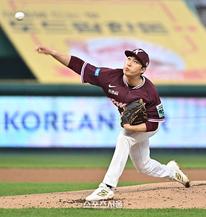 키움 배동현이 1일 문학구장에서 열린 2026 KBO리그 SSG와의 경기에 선발 등판해 힘차게 공을 던지고 있다. 문학 | 박진업 기자 upandup@sportsseoul.com
