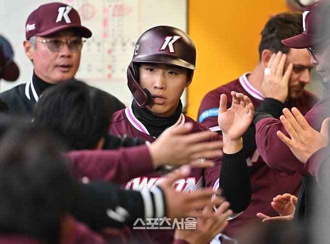 키움 이주형이 1일 문학구장에서 열린 2026 KBO리그 SSG와의 경기 1회초 2사 2루 상황에서 추재현의 적시타에 2루에서 홈까지 뛰어 득점한 뒤 동료들과 하이파이브를 나누고 있다. 문학 | 박진업 기자 upandup@sportsseoul.com