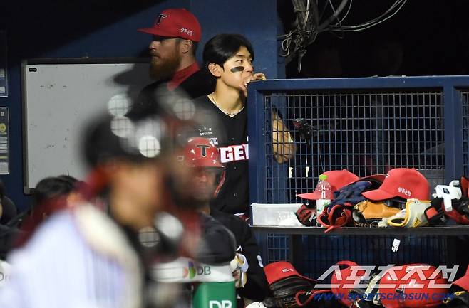 홈런성 타구가 잡힌 뒤 아쉬움이 컸는지 김도영은 외야를 바라봤다.