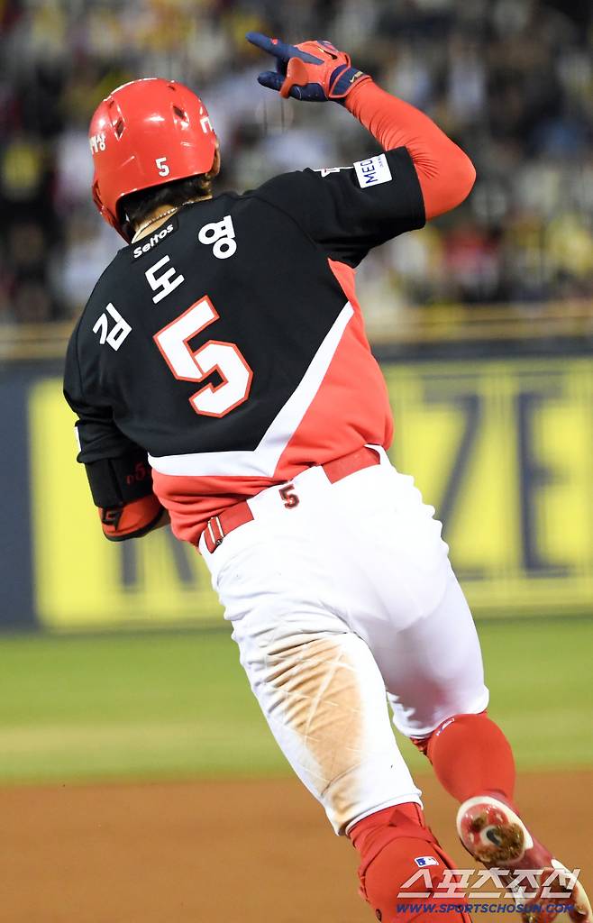 왕의 귀환을 알린 완벽했던 경기였다.