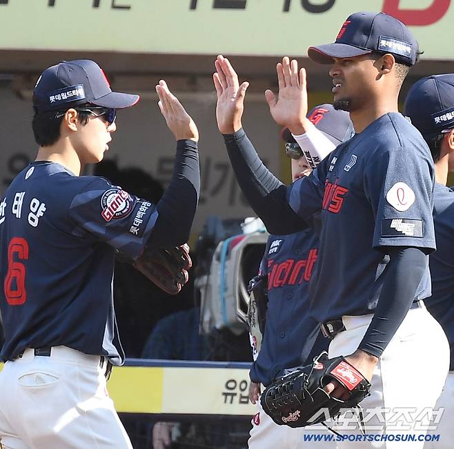 28일 대구 삼성라이온즈파크에서 열리는 삼성과 롯데의 개막전 경기. 5회 투구를 마치고 동료들과 하이파이브를 나누고 있는 롯데 로드리게스. 대구=송정헌 기자songs@sportschosun.com/2026.03.28/