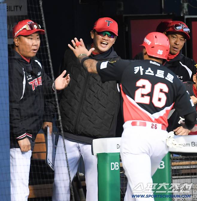 31일 잠실구장에서 열린 LG와 KIA의 경기. KIA 이범호 감독과 손승락 수석이 득점한 카스트로를 반기고 있다. 잠실=박재만 기자 pjm@sportschosun.com