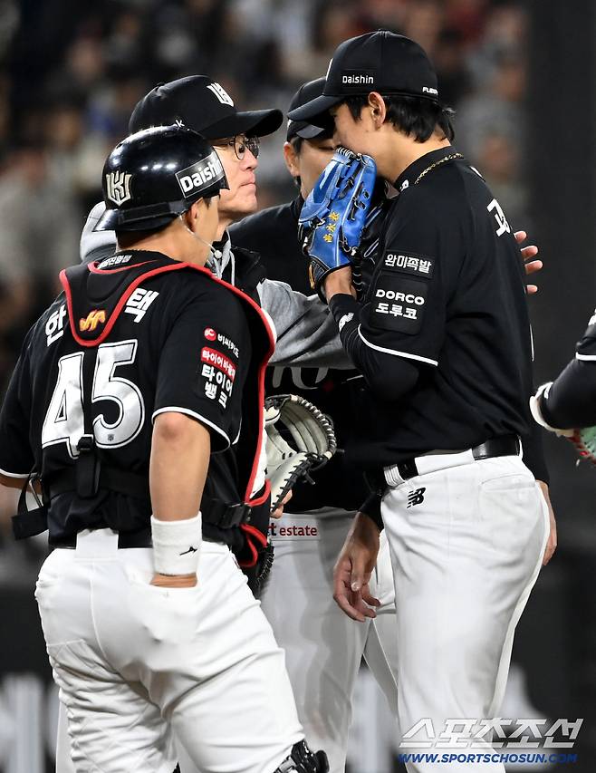 1일 대전한화생명볼파크에서 열린 KT와 한화의 경기. 6회말 무사 1,3루 KT 이강철 감독이 마운드에 올라와 고영표를 교체하고 있다. 대전=허상욱 기자wook@sportschosun.com/2026.04.01/