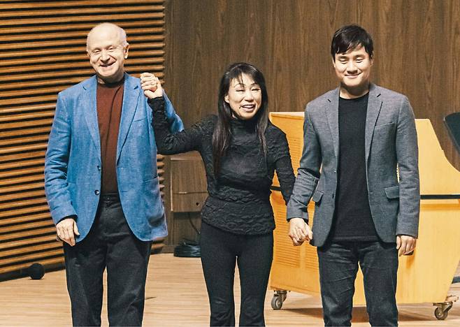 작곡가 조지 벤저민(왼쪽부터)·진은숙·조윤제씨가 지난 29일 통영국제음악제에서 인사하고 있다. 이날 독일 현대음악 전문 단체 앙상블 모데른이 이들의 곡을 연주했다. /통영국제음악재단