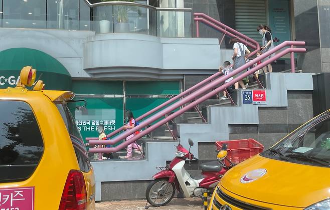 영어유치원에서 아이들이 나오고 있다. /조선DB
