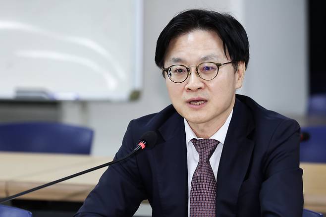 김정관 산업통상부 장관이 3월 30일 오후 서울 영등포구 한국노총 대회의실에서 김동명 한국노총 위원장과 간담회를 갖고 발언하고 있다. /뉴스1