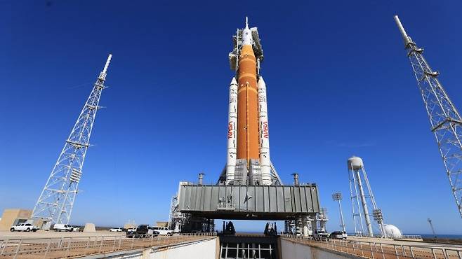 2월 10일(현지시간) 미국 플로리다 NASA 케네디 우주센터 39B 발사대에 아르테미스 2호 로켓이 수직으로 세워져 있다. NASA/Ben Smegelsky 제공