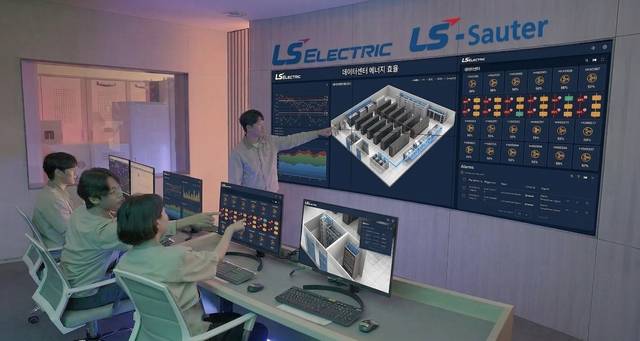 AI 기반 데이터센터 공조관리 솔루션 상황실에서 근무자들이 모니터링하고 있는 모습. LS일렉트릭 제공