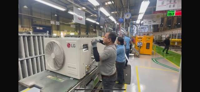 LG전자가 글로벌 사우스 지역을 포함한 해외 거점에서 인력 확대에 나선다. 사진은 LG전자 사우디아라비아 현지 생산 라인에서 직원들이 작업 중인 모습. LG전자 제공